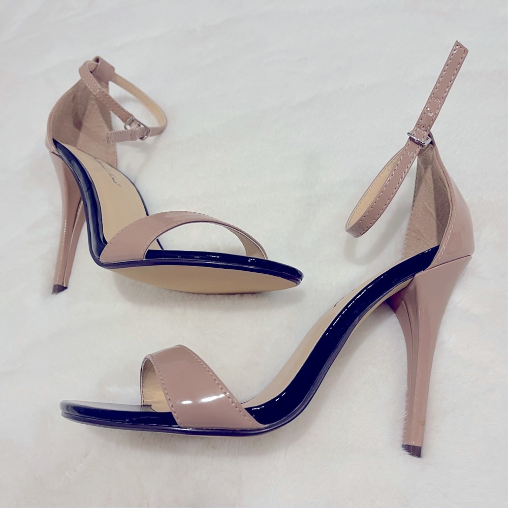 Nude & Black Strappy Heel 🖤 NWB 🖤 Size 8